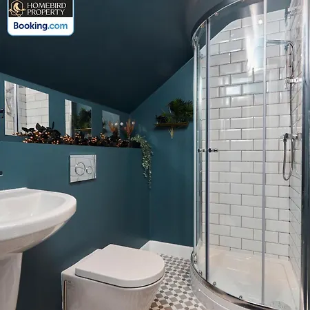 度假居 Luxurious 4bedroom House By Homebird Management Short Lets & Serviced With Private Parking, Garden & Patio Area 利兹