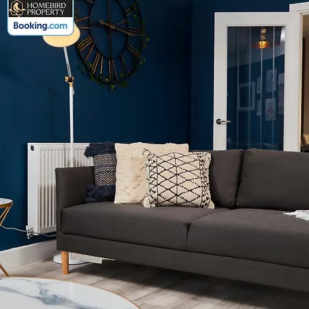 Luxurious 4bedroom House By Homebird Management Short Lets & Serviced With Private Parking, Garden & Patio Area 度假居 *