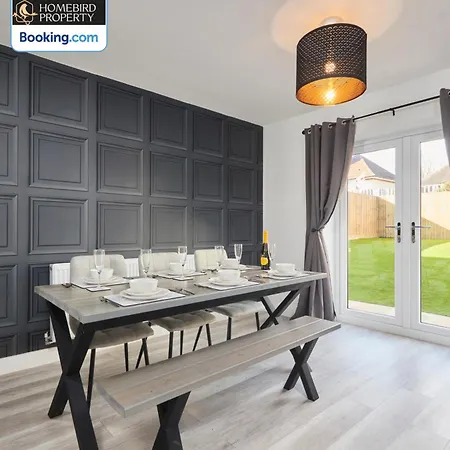 בית נופש Luxurious 4bedroom House By Homebird Management Short Lets & Serviced With Private Parking, Garden & Patio Area לידס