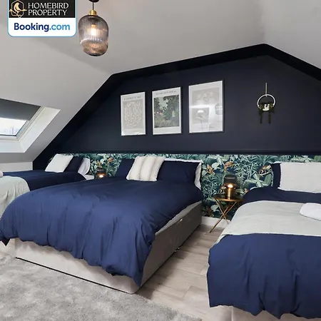 Luxurious 4bedroom House By Homebird Management Short Lets & Serviced With Private Parking, Garden & Patio Area * לידס