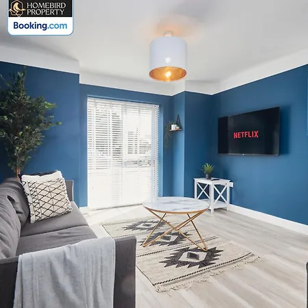 Luxurious 4bedroom House By Homebird Management Short Lets & Serviced With Private Parking, Garden & Patio Area * לידס