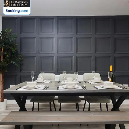 度假居 Luxurious 4bedroom House By Homebird Management Short Lets & Serviced With Private Parking, Garden & Patio Area 利兹