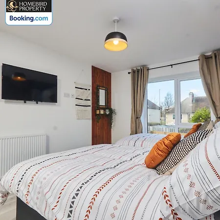 Holiday home Luxurious 4bedroom House By Homebird Management Short Lets & Serviced With Private Parking, Garden & Patio Area *