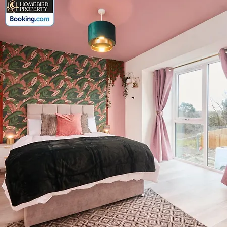 בית נופש Luxurious 4bedroom House By Homebird Management Short Lets & Serviced With Private Parking, Garden & Patio Area לידס