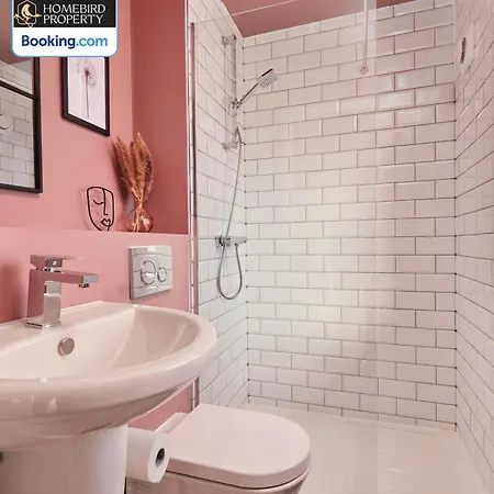 Luxurious 4bedroom House By Homebird Management Short Lets & Serviced With Private Parking, Garden & Patio Area לידס