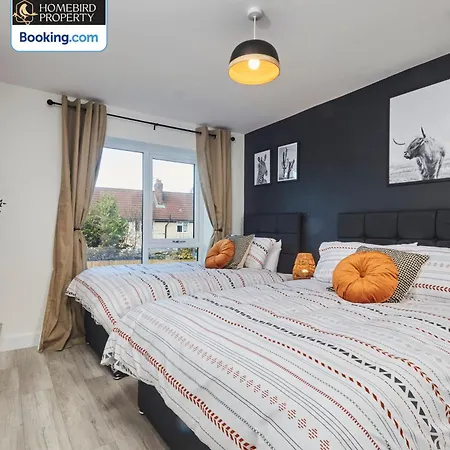 Luxurious 4bedroom House By Homebird Management Short Lets & Serviced With Private Parking, Garden & Patio Area 利兹