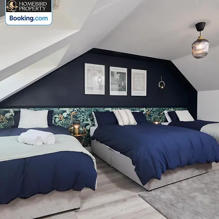 Luxurious 4bedroom House By Homebird Management Short Lets & Serviced With Private Parking, Garden & Patio Area *