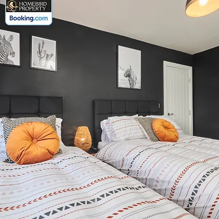 Luxurious 4bedroom House By Homebird Management Short Lets & Serviced With Private Parking, Garden & Patio Area * 利兹