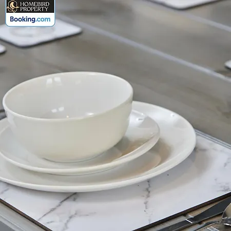 Luxurious 4bedroom House By Homebird Management Short Lets & Serviced With Private Parking, Garden & Patio Area *