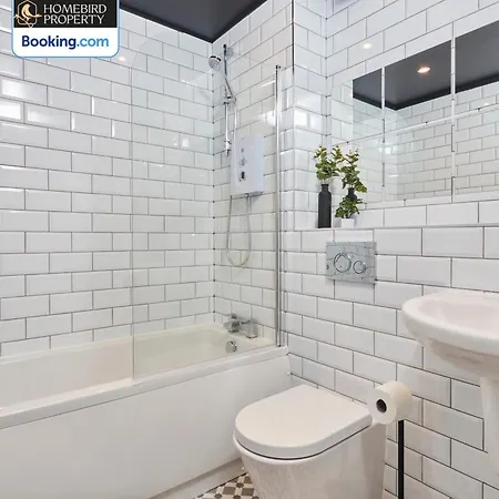 Luxurious 4bedroom House By Homebird Management Short Lets & Serviced With Private Parking, Garden & Patio Area לידס