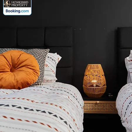 Luxurious 4bedroom House By Homebird Management Short Lets & Serviced With Private Parking, Garden & Patio Area * לידס