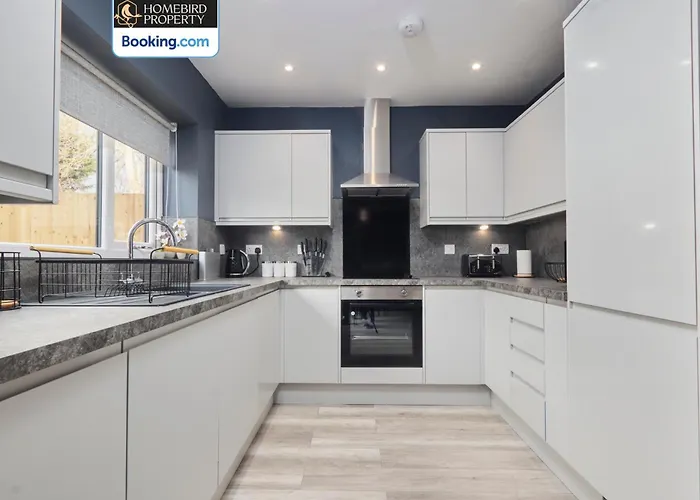 Holiday home Luxurious 4bedroom House By Homebird Management Short Lets & Serviced With Private Parking, Garden & Patio Area *