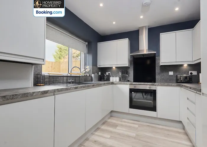 Holiday home Luxurious 4bedroom House By Homebird Management Short Lets & Serviced With Private Parking, Garden & Patio Area Leeds (West Yorkshire)