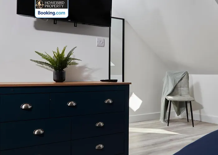 別荘 Luxurious 4bedroom House By Homebird Management Short Lets & Serviced With Private Parking, Garden & Patio Area