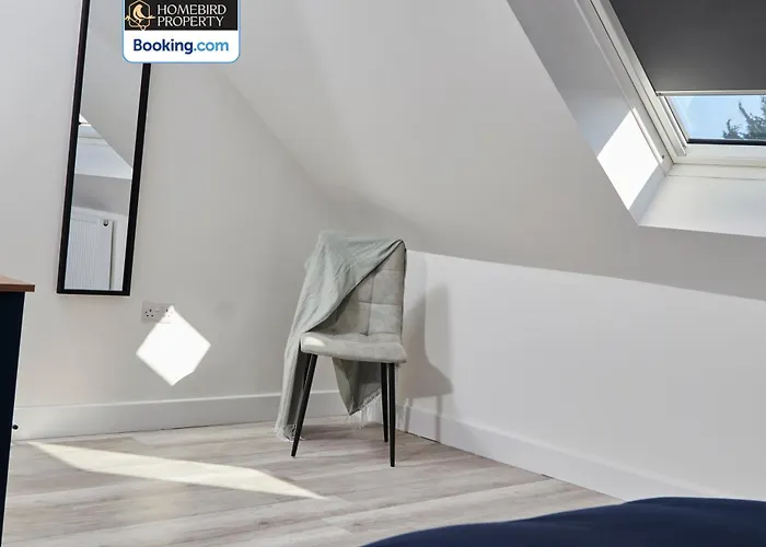 Luxurious 4bedroom House By Homebird Management Short Lets & Serviced With Private Parking, Garden & Patio Area * Leeds (West Yorkshire)