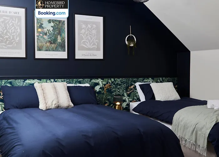 Holiday home Luxurious 4bedroom House By Homebird Management Short Lets & Serviced With Private Parking, Garden & Patio Area