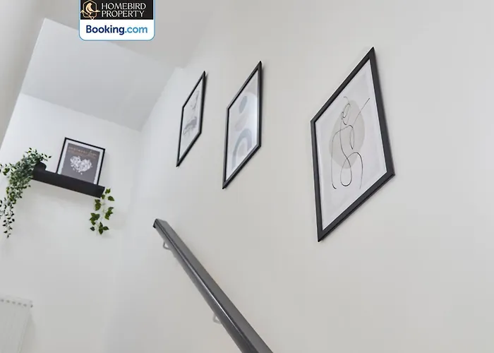 別荘 Luxurious 4bedroom House By Homebird Management Short Lets & Serviced With Private Parking, Garden & Patio Area *