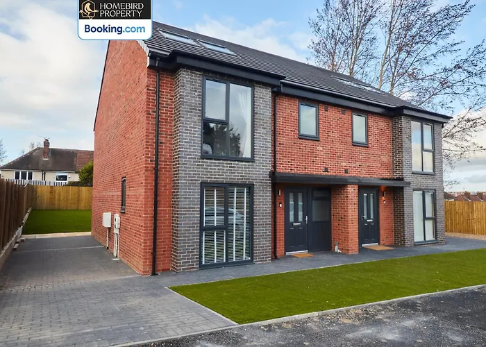 別荘 Luxurious 4bedroom House By Homebird Management Short Lets & Serviced With Private Parking, Garden & Patio Area