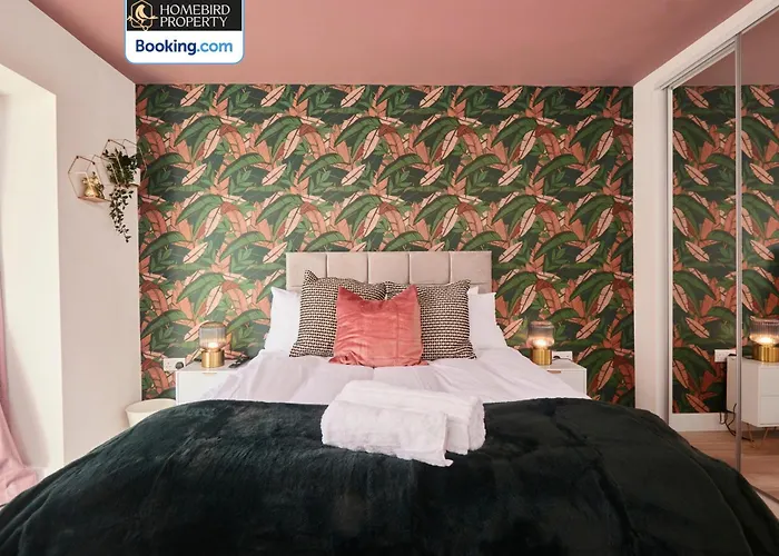 Luxurious 4bedroom House By Homebird Management Short Lets & Serviced With Private Parking, Garden & Patio Area Holiday home