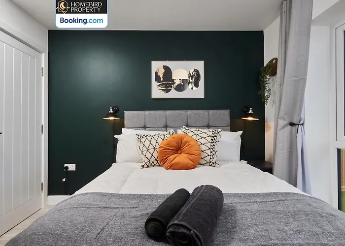 Luxurious 4bedroom House By Homebird Management Short Lets & Serviced With Private Parking, Garden & Patio Area *