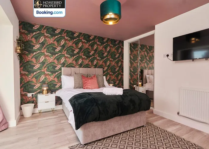 Luxurious 4bedroom House By Homebird Management Short Lets & Serviced With Private Parking, Garden & Patio Area