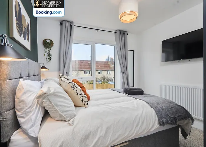 Luxurious 4bedroom House By Homebird Management Short Lets & Serviced With Private Parking, Garden & Patio Area 別荘