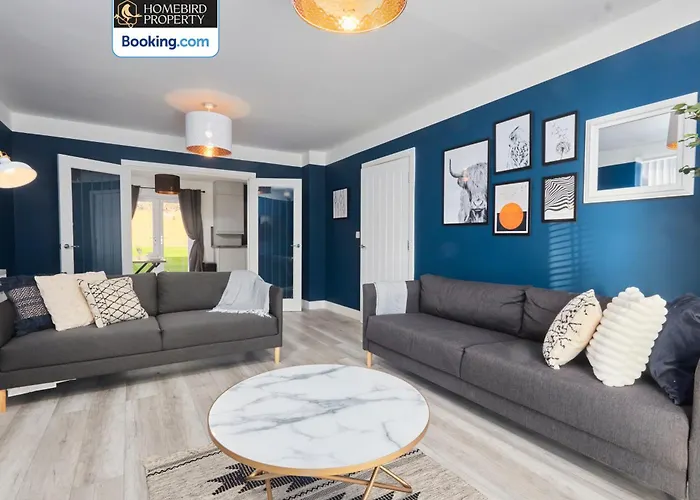 別荘 Luxurious 4bedroom House By Homebird Management Short Lets & Serviced With Private Parking, Garden & Patio Area