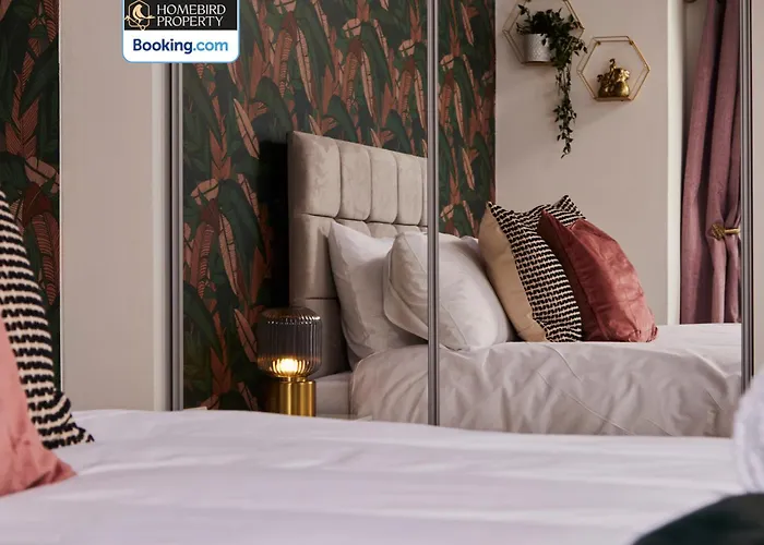 Luxurious 4bedroom House By Homebird Management Short Lets & Serviced With Private Parking, Garden & Patio Area Holiday home *