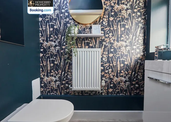 Holiday home Luxurious 4bedroom House By Homebird Management Short Lets & Serviced With Private Parking, Garden & Patio Area *