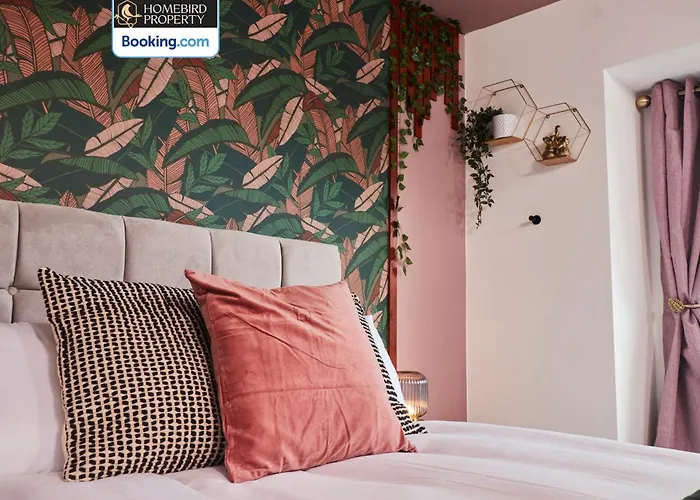 Luxurious 4bedroom House By Homebird Management Short Lets & Serviced With Private Parking, Garden & Patio Area