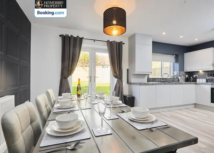 Luxurious 4bedroom House By Homebird Management Short Lets & Serviced With Private Parking, Garden & Patio Area Holiday home