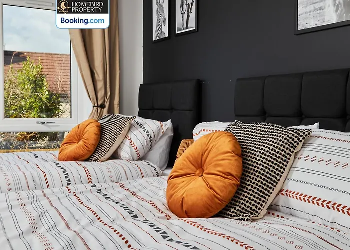 Holiday home Luxurious 4bedroom House By Homebird Management Short Lets & Serviced With Private Parking, Garden & Patio Area