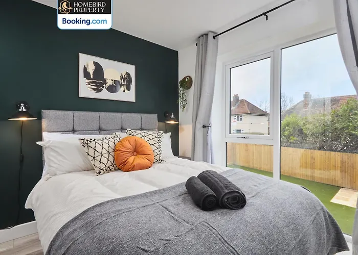 Luxurious 4bedroom House By Homebird Management Short Lets & Serviced With Private Parking, Garden & Patio Area Holiday home *