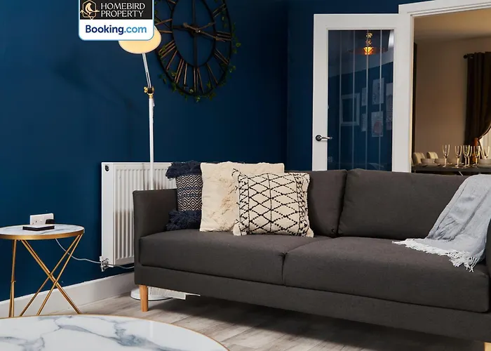 Luxurious 4bedroom House By Homebird Management Short Lets & Serviced With Private Parking, Garden & Patio Area Holiday home *