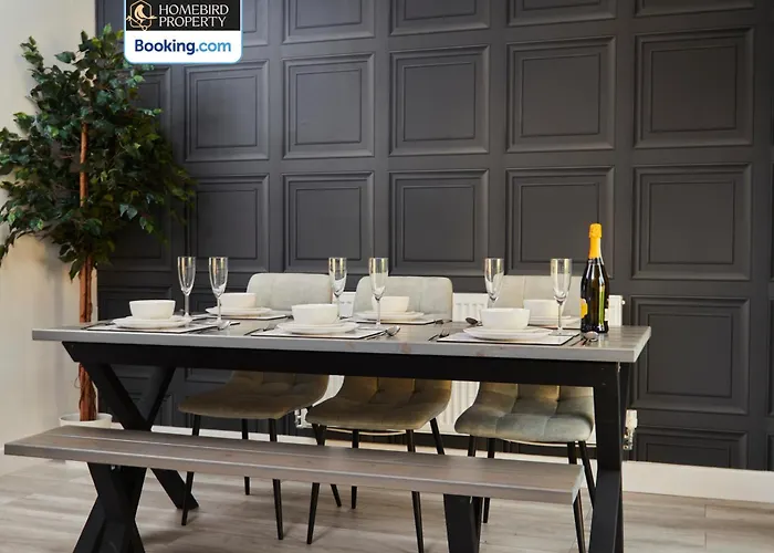 Luxurious 4bedroom House By Homebird Management Short Lets & Serviced With Private Parking, Garden & Patio Area *