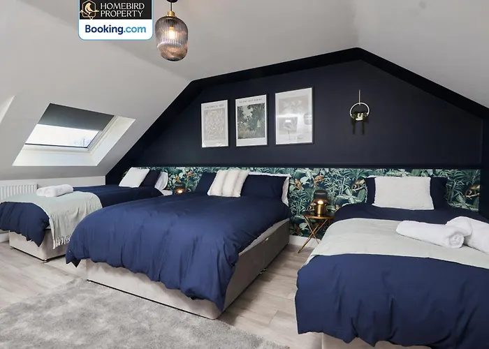 Luxurious 4bedroom House By Homebird Management Short Lets & Serviced With Private Parking, Garden & Patio Area * リーズ