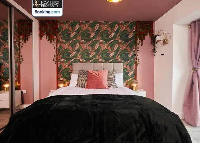 Luxurious 4bedroom House By Homebird Management Short Lets & Serviced With Private Parking, Garden & Patio Area 別荘