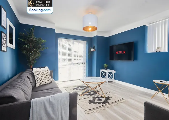 Luxurious 4bedroom House By Homebird Management Short Lets & Serviced With Private Parking, Garden & Patio Area * Leeds (West Yorkshire)