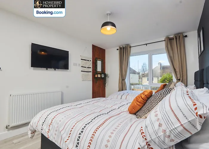 Holiday home Luxurious 4bedroom House By Homebird Management Short Lets & Serviced With Private Parking, Garden & Patio Area *