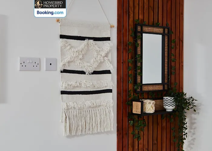 Luxurious 4bedroom House By Homebird Management Short Lets & Serviced With Private Parking, Garden & Patio Area * リーズ