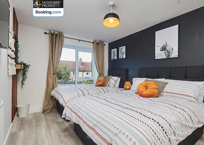 Luxurious 4bedroom House By Homebird Management Short Lets & Serviced With Private Parking, Garden & Patio Area Leeds (West Yorkshire)