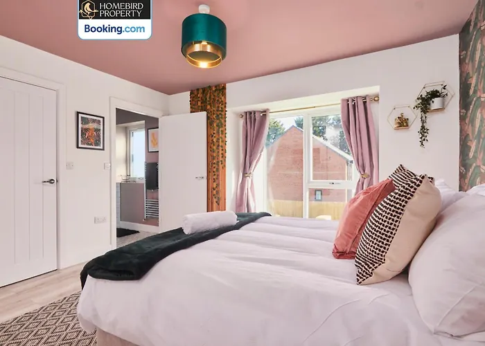 Luxurious 4bedroom House By Homebird Management Short Lets & Serviced With Private Parking, Garden & Patio Area