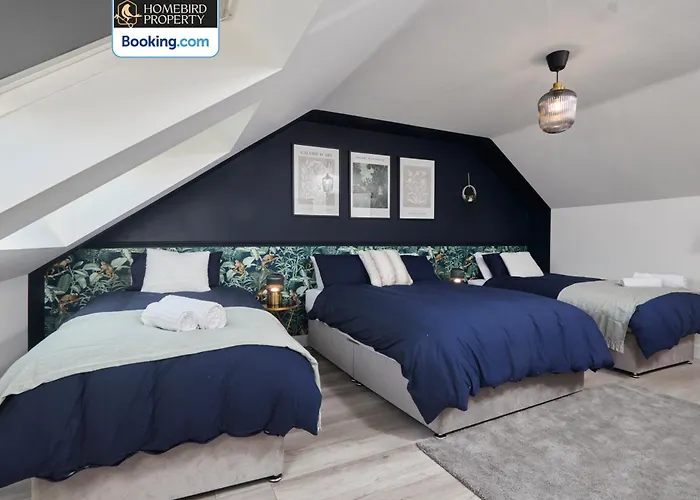 Luxurious 4bedroom House By Homebird Management Short Lets & Serviced With Private Parking, Garden & Patio Area *