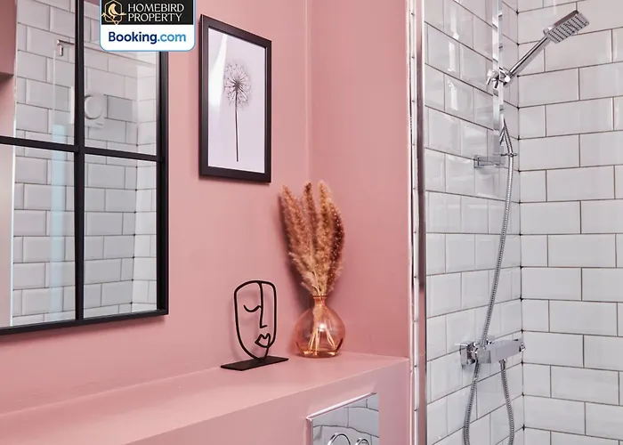 Luxurious 4bedroom House By Homebird Management Short Lets & Serviced With Private Parking, Garden & Patio Area 別荘 *