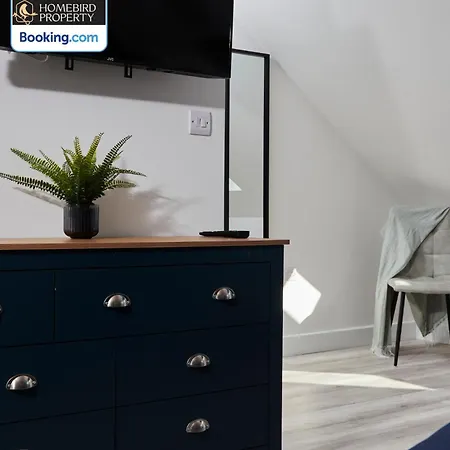 Prázdninový dům Luxurious 4bedroom House By Homebird Management Short Lets & Serviced With Private Parking, Garden & Patio Area