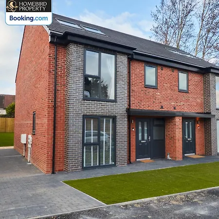 Prázdninový dům Luxurious 4bedroom House By Homebird Management Short Lets & Serviced With Private Parking, Garden & Patio Area