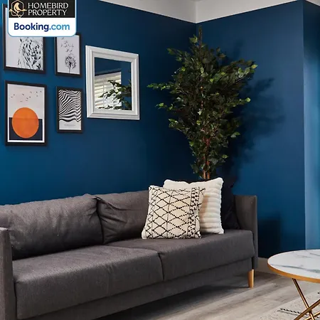 Luxurious 4bedroom House By Homebird Management Short Lets & Serviced With Private Parking, Garden & Patio Area