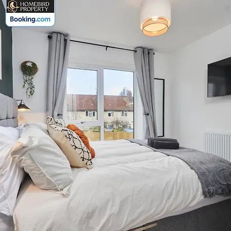 Luxurious 4bedroom House By Homebird Management Short Lets & Serviced With Private Parking, Garden & Patio Area Prázdninový dům