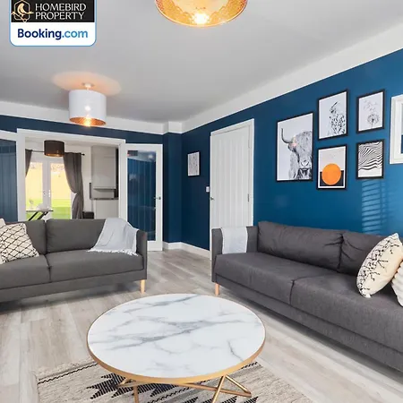 Prázdninový dům Luxurious 4bedroom House By Homebird Management Short Lets & Serviced With Private Parking, Garden & Patio Area