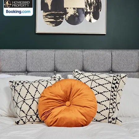 Luxurious 4bedroom House By Homebird Management Short Lets & Serviced With Private Parking, Garden & Patio Area *